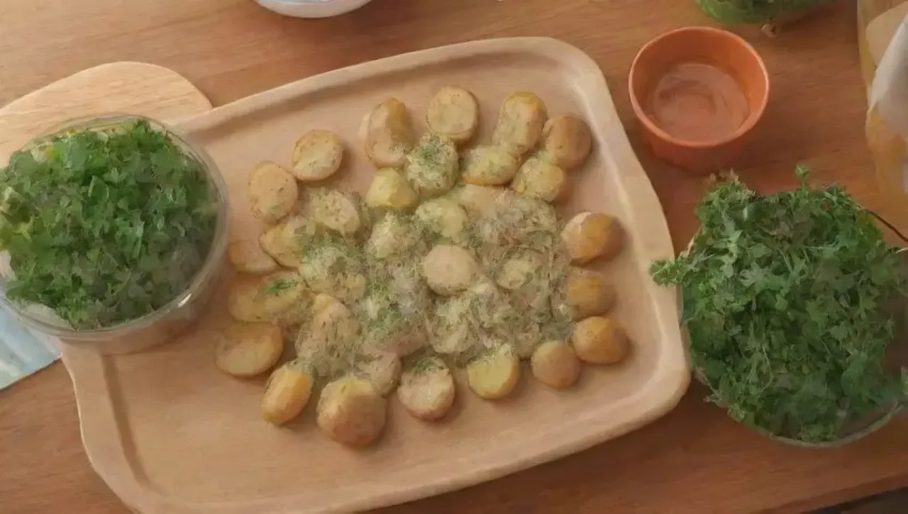 Cocina luminosa con ingredientes frescos y familia disfrutando de un plato acogedor