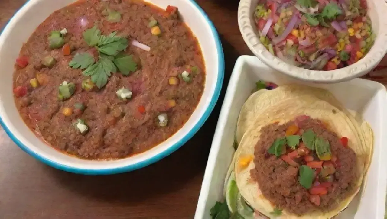 Una fiesta vibrante de colores y sabores tradicionales rodeada de deliciosos snacks y un ambiente acogedor