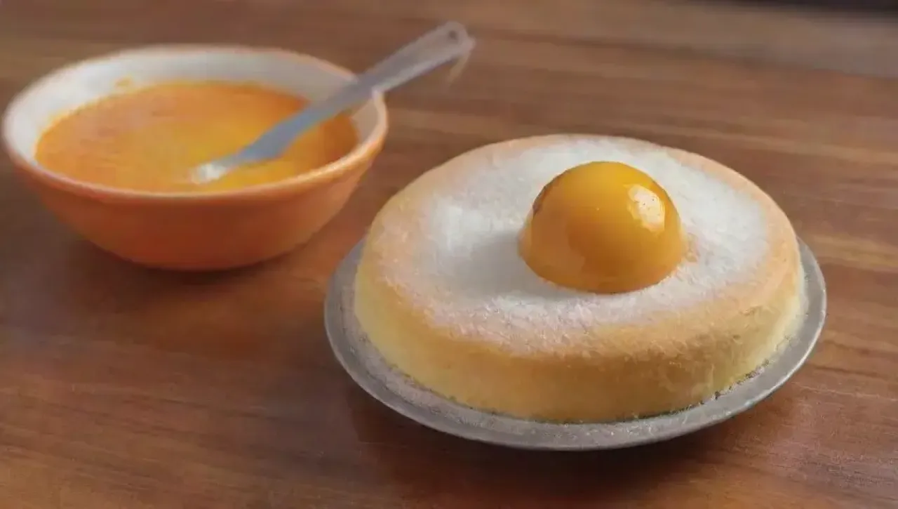 Una cocina alegre prepara un delicioso pastel de naranja