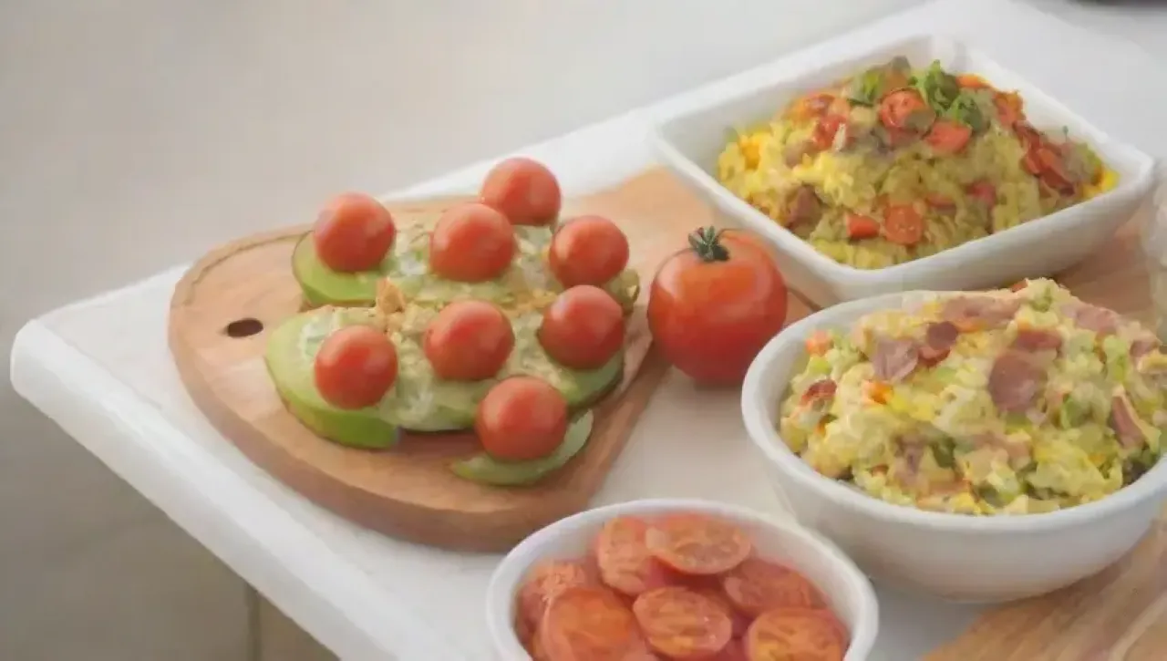 Una colorida y saludable presentación de alimentos frescos en una cocina acogedora