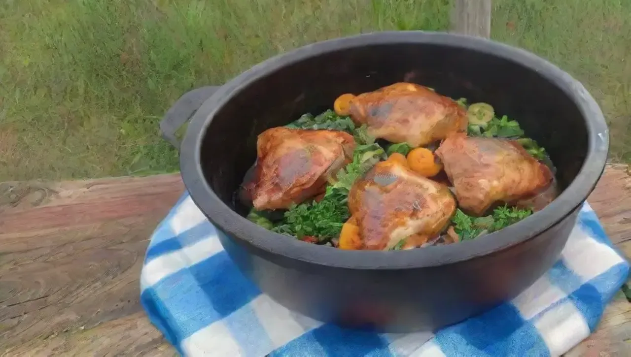 Muslos de pollo a la parrilla con piel crujiente, acompañados de ensalada colorida y un ambiente veraniego