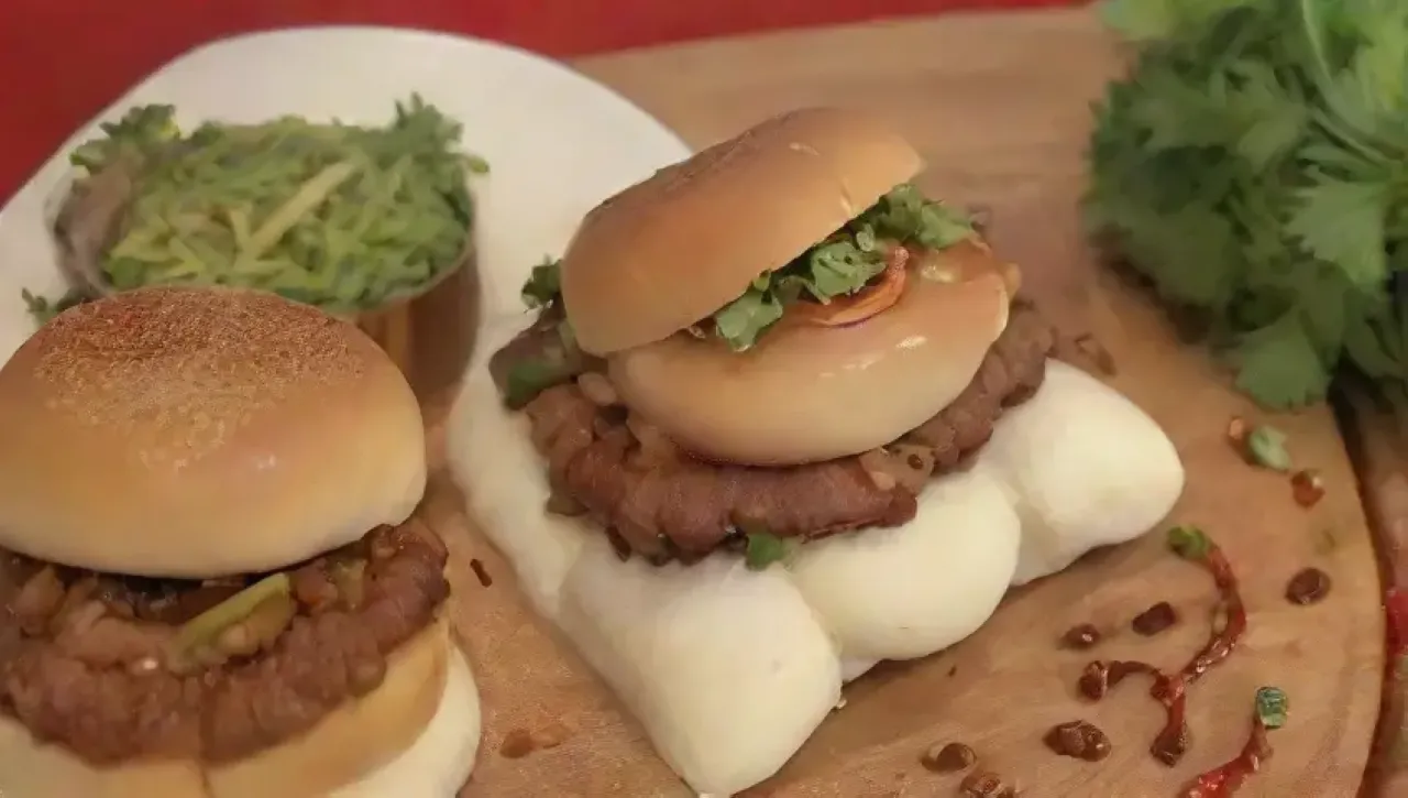 Deliciosos bao buns con cerdo, cilantro, rábanos y salsas, presentados de manera artística