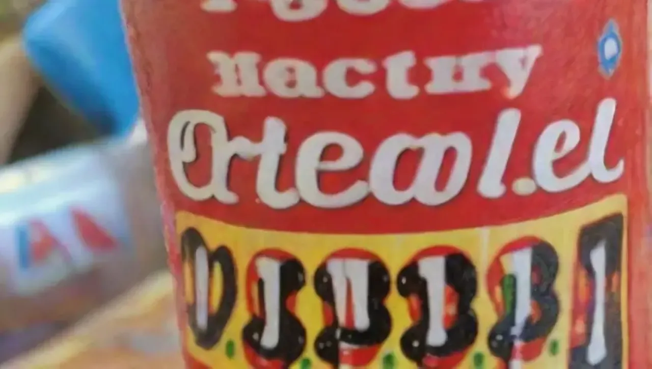 Una lata de soda vibrante y olvidada en medio de un bullicioso caos festivo