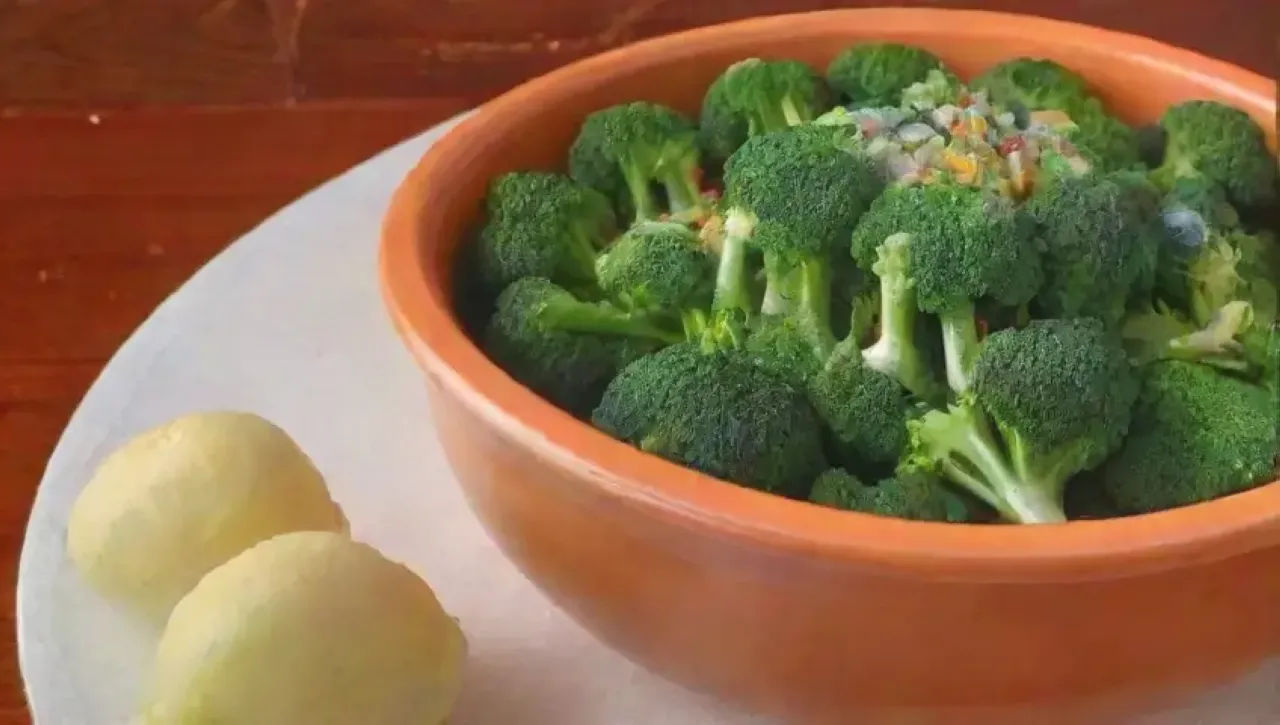 Un colorido plato de verduras al vapor en una cocina acogedora