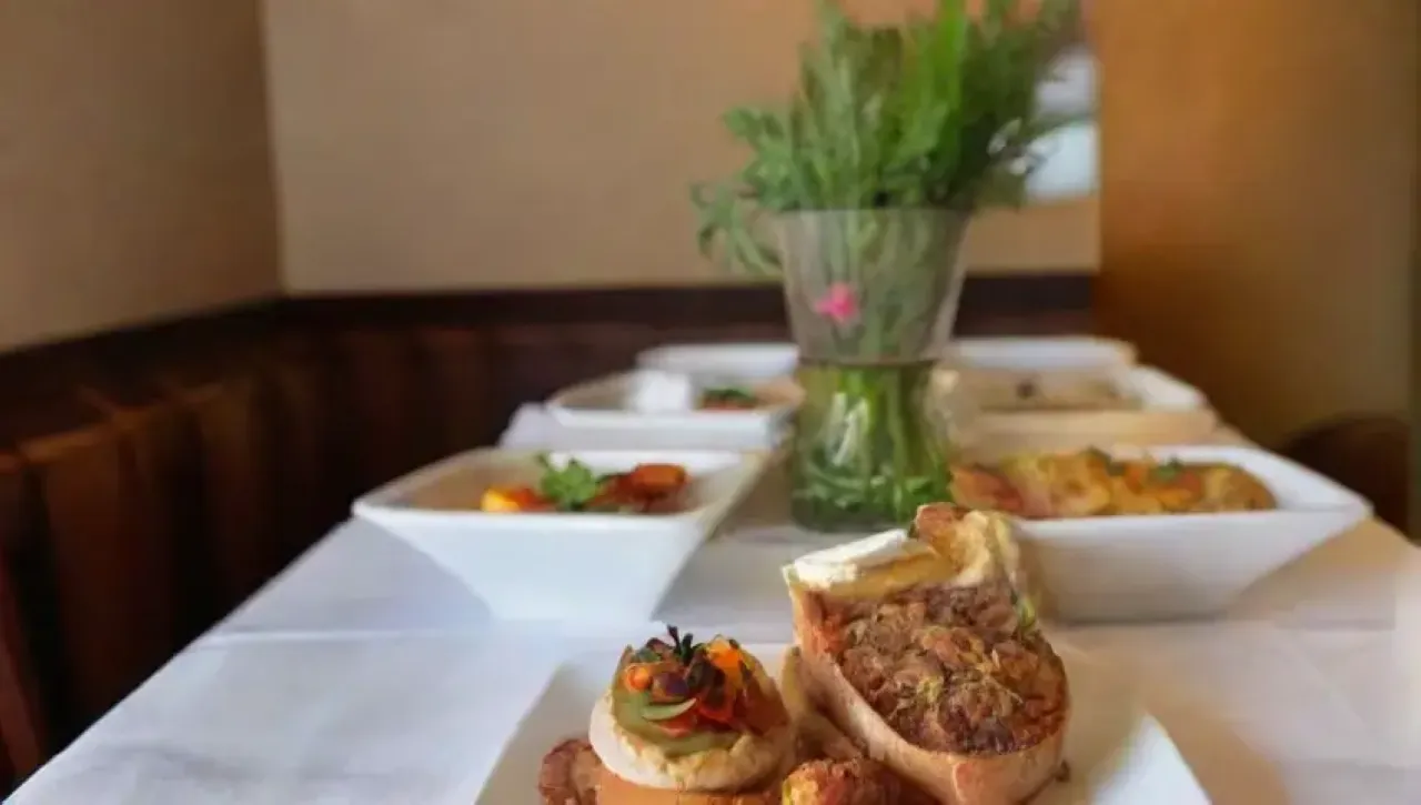 Experiencia gastronómica elegante y creativa con atención al detalle