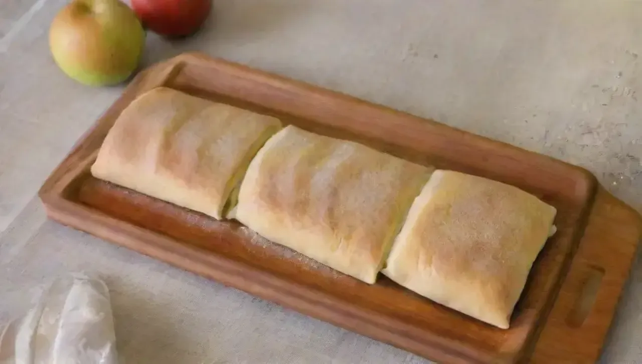 Un acogedor strudel de manzana en una cocina otoñal