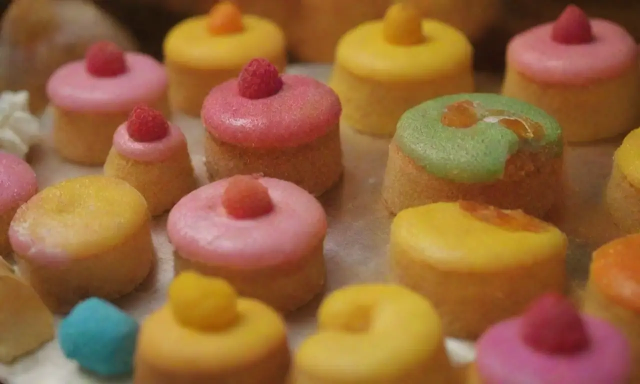 Deliciosos dulces brasileños y coloridos pasteles