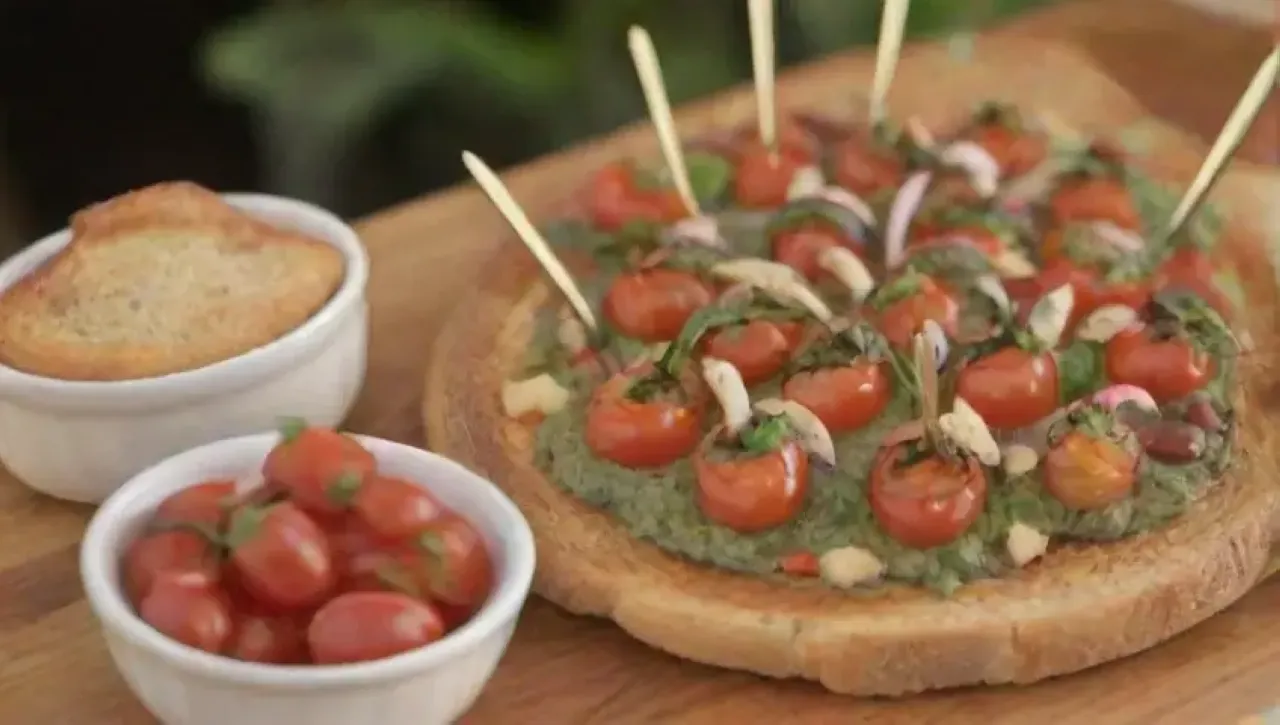Una acogedora reunión al aire libre con bruschetta vibrante, invitados alegres y un ambiente cálido