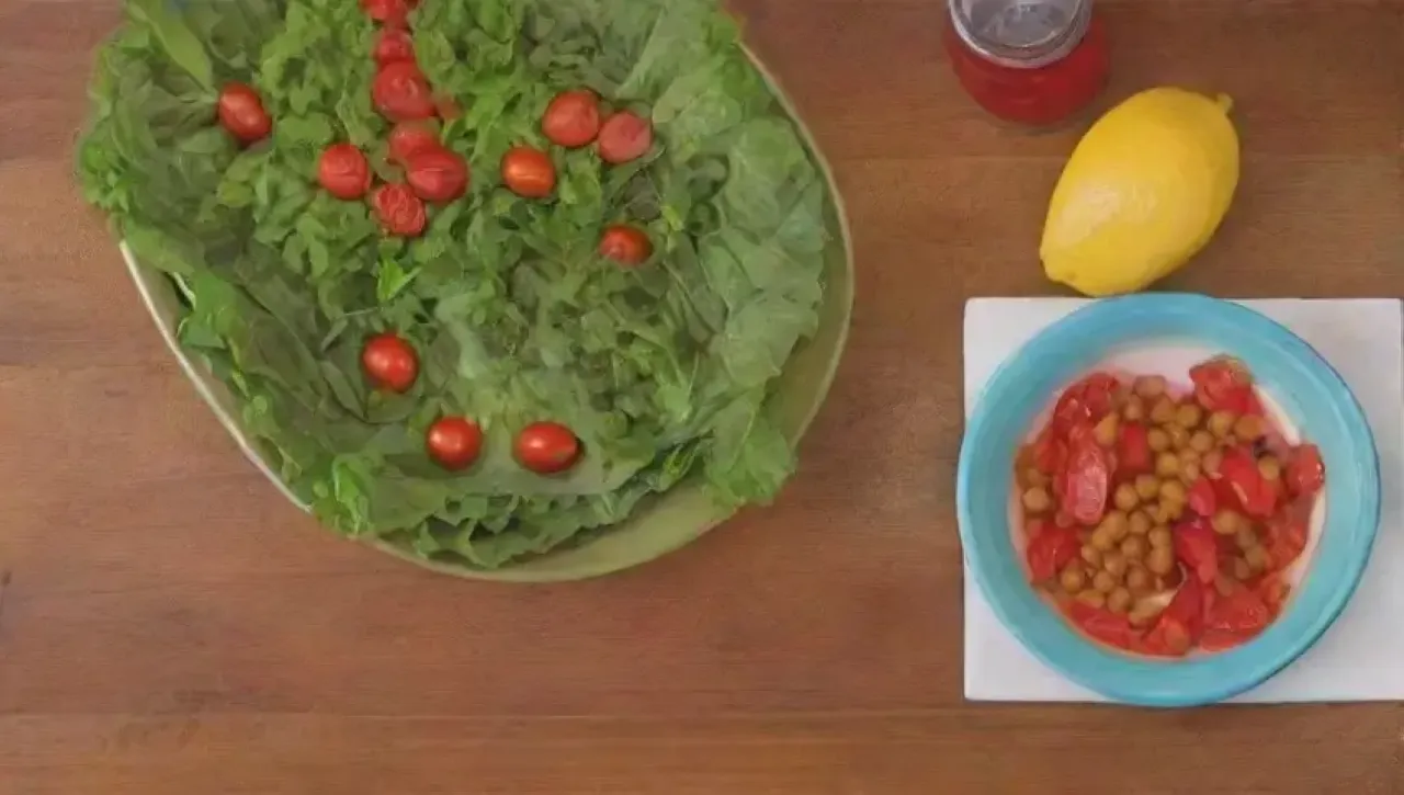 Ensalada colorida y fresca en un acogedor ambiente de cocina