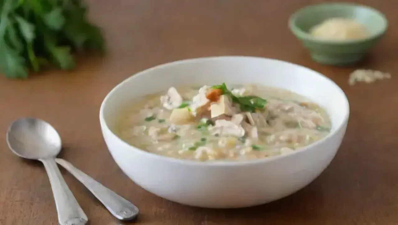 Un risotto cremoso y aromático espera ser degustado en un acogedor ambiente de cocina