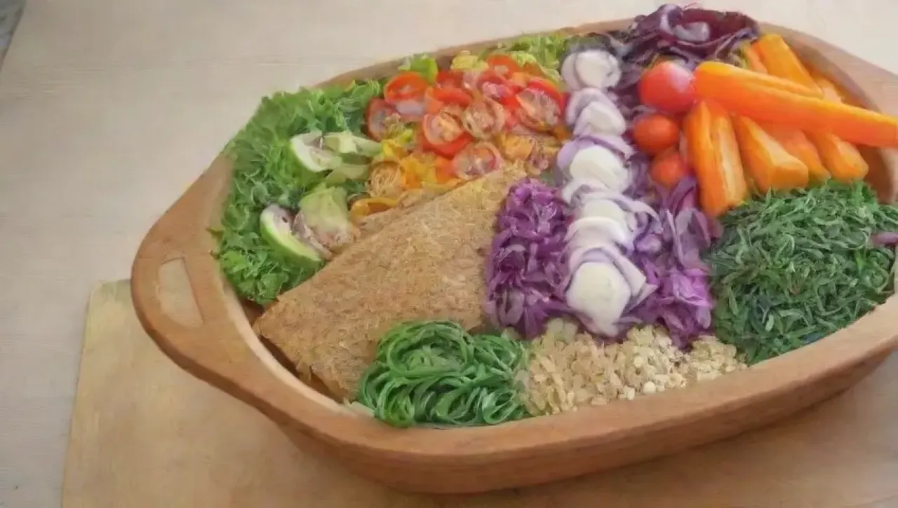 Ensalada colorida y fresca con ingredientes saludables