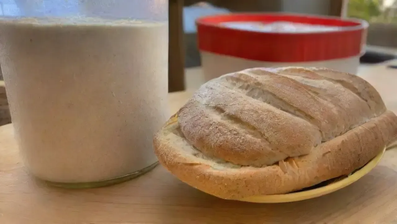 Una cocina rústica con pan de masa madre recién horneado, aromas familiares y momentos de tradición compartidos