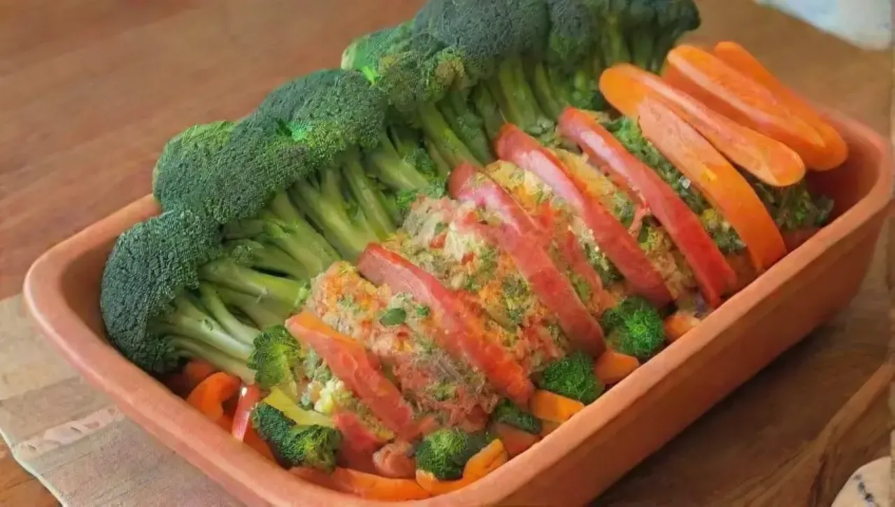 Una colorida y saludable mezcla de verduras frescas en un ambiente acogedor
