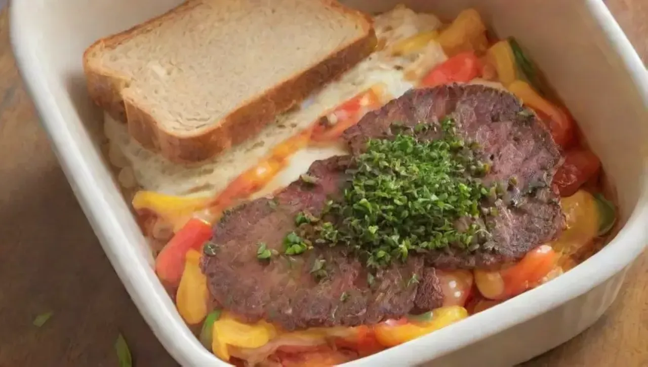 Un colorido plato de huevos revueltos con pimientos, hierbas frescas y pan crujiente en un ambiente acogedor