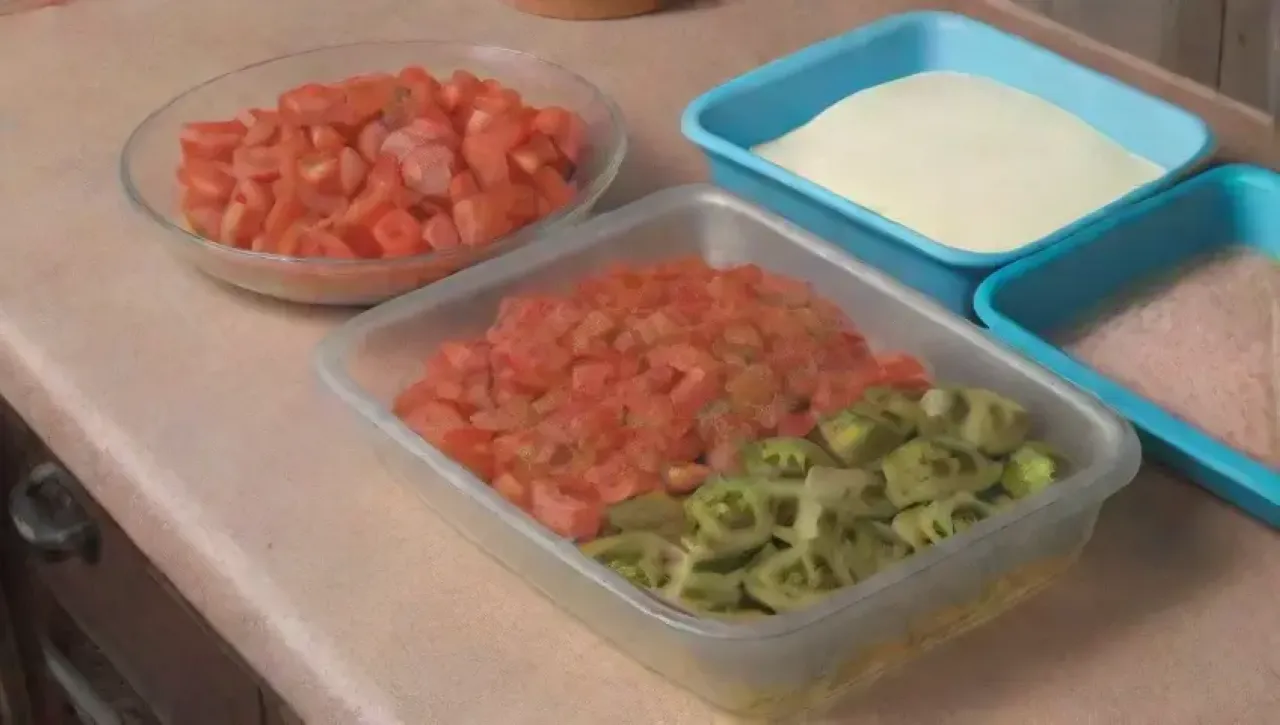 Cocina luminosa con ingredientes frescos y utensilios listos para cocinar