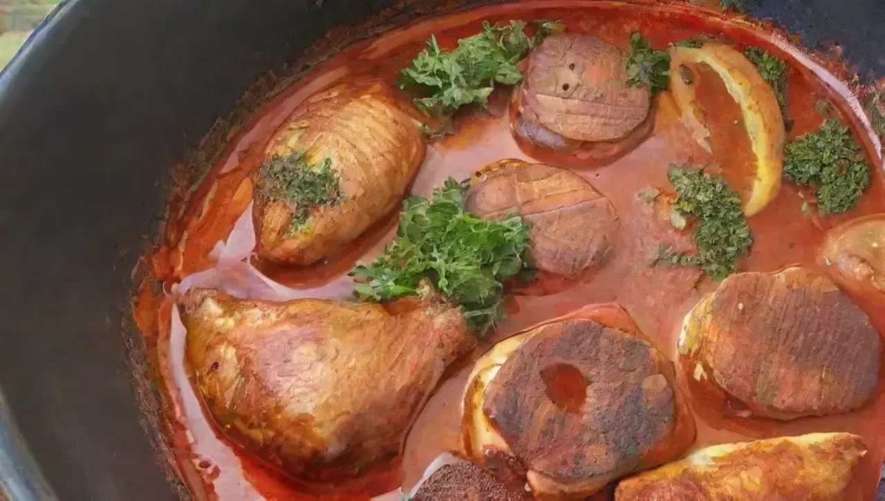Una barbacoa vibrante con pollo marinado, hierbas frescas y risas familiares bajo el sol de verano