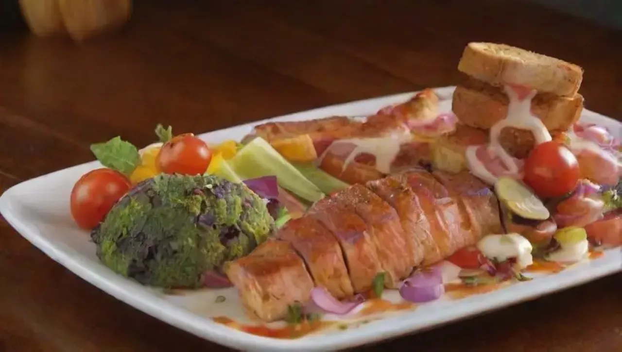 Una obra maestra culinaria que combina colores vibrantes, texturas brillantes y aromas tentadores