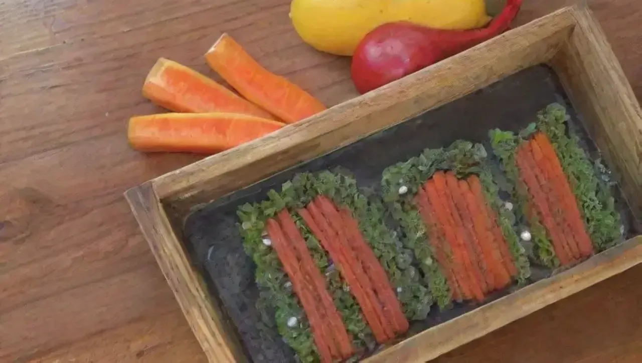 Una colorida y fresca escena de ingredientes saludables en una cocina iluminada
