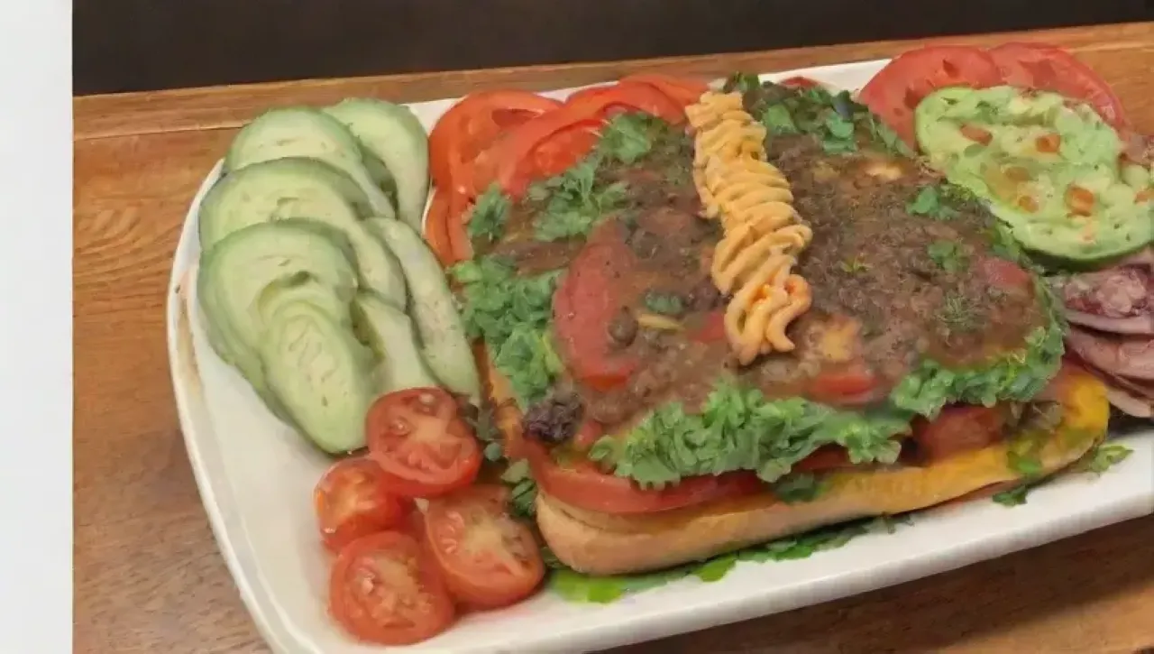 Una deliciosa y colorida preparación de hamburguesas con frescos ingredientes