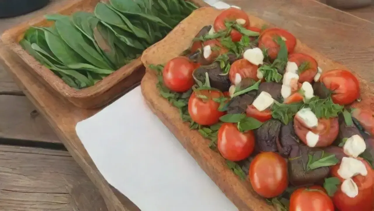 Plato de bruschetta elegante con tomates vibrantes, albahaca fresca, burrata cremosa y pan tostado dorado