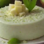 Postre tropical cremoso con sabores de pandan y trozos de coco