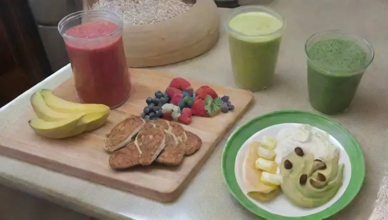 Una escena refrescante y vibrante de frutas y batidos en una cocina iluminada