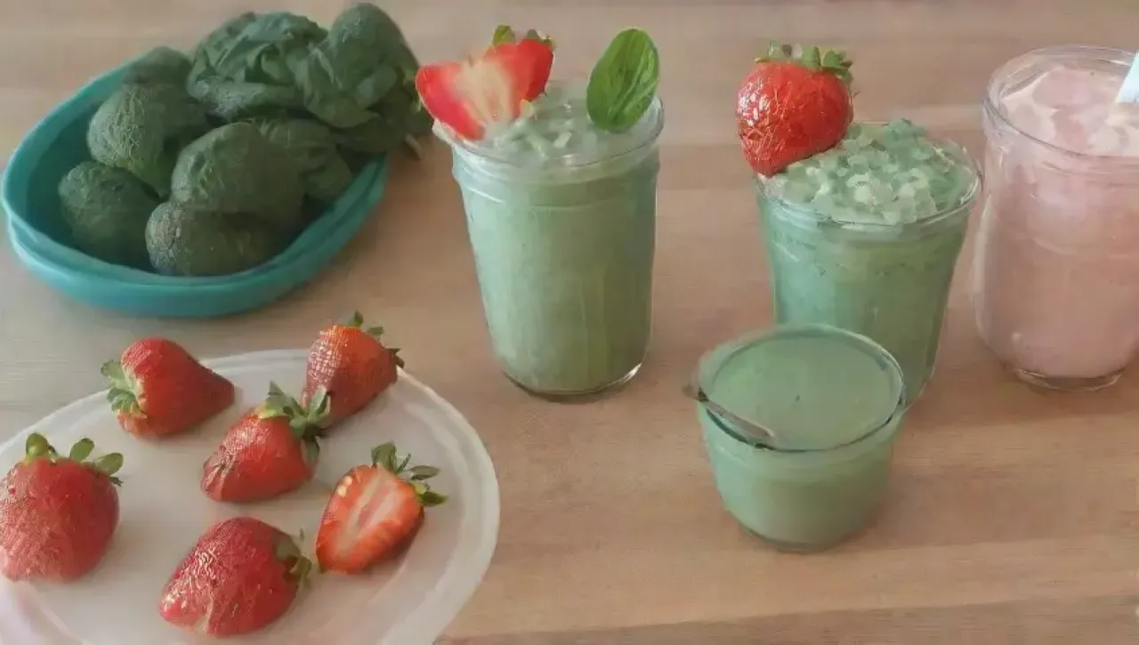 Un colorido desayuno saludable con un batido verde y frutas frescas
