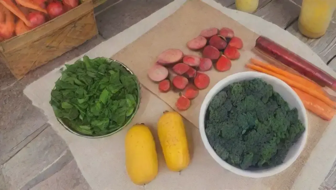 Una colorida y fresca disposición de frutas y verduras en un ambiente acogedor
