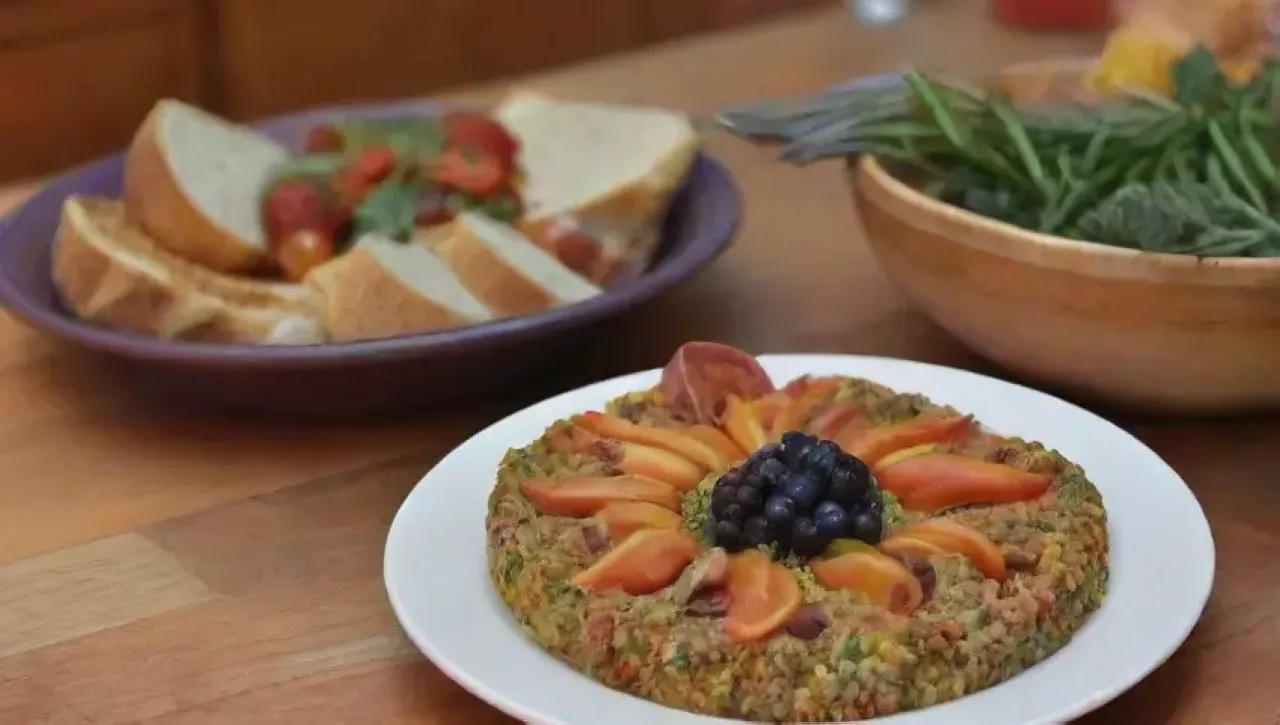 Una cena alegre y colorida con platos vibrantes y un ambiente acogedor