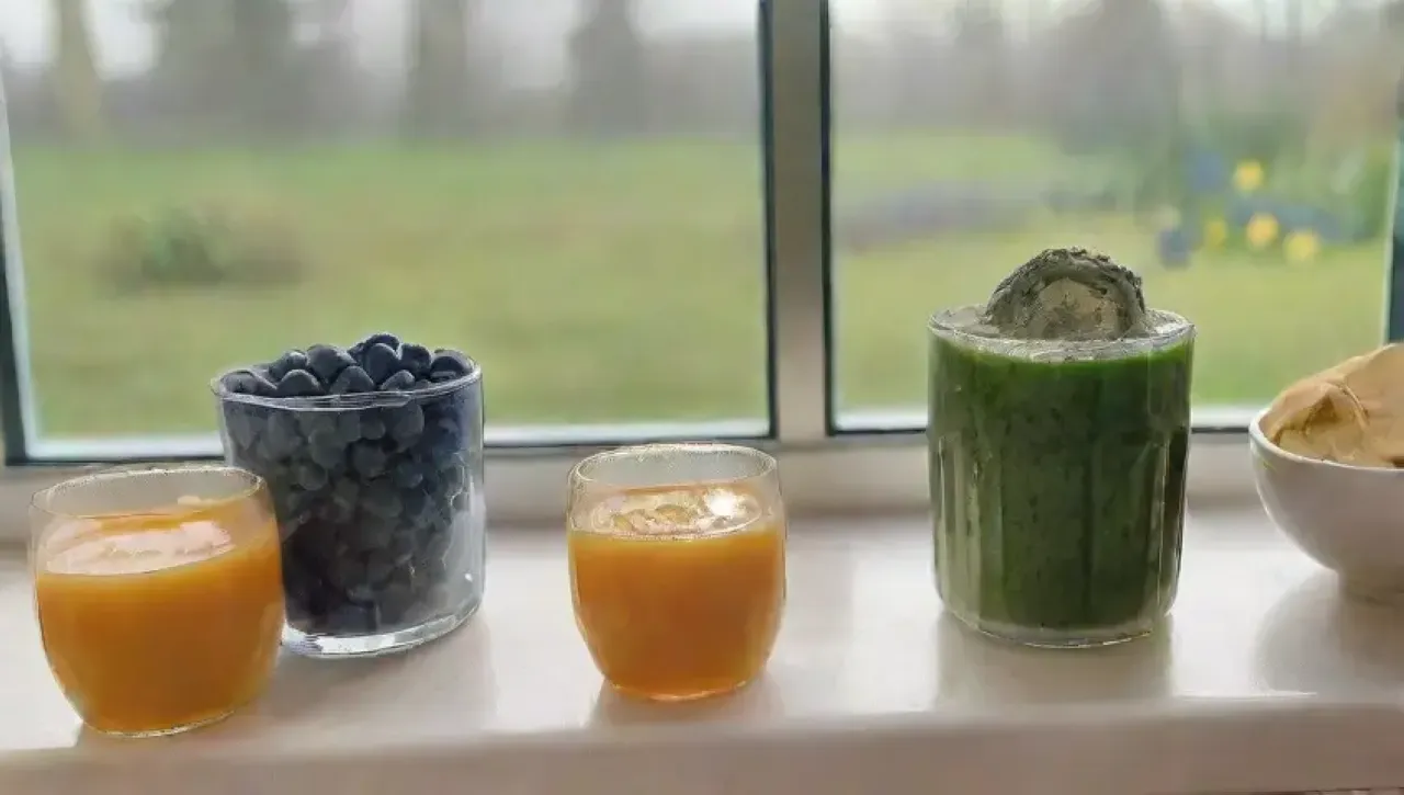 Un batido colorido y saludable en una cocina acogedora