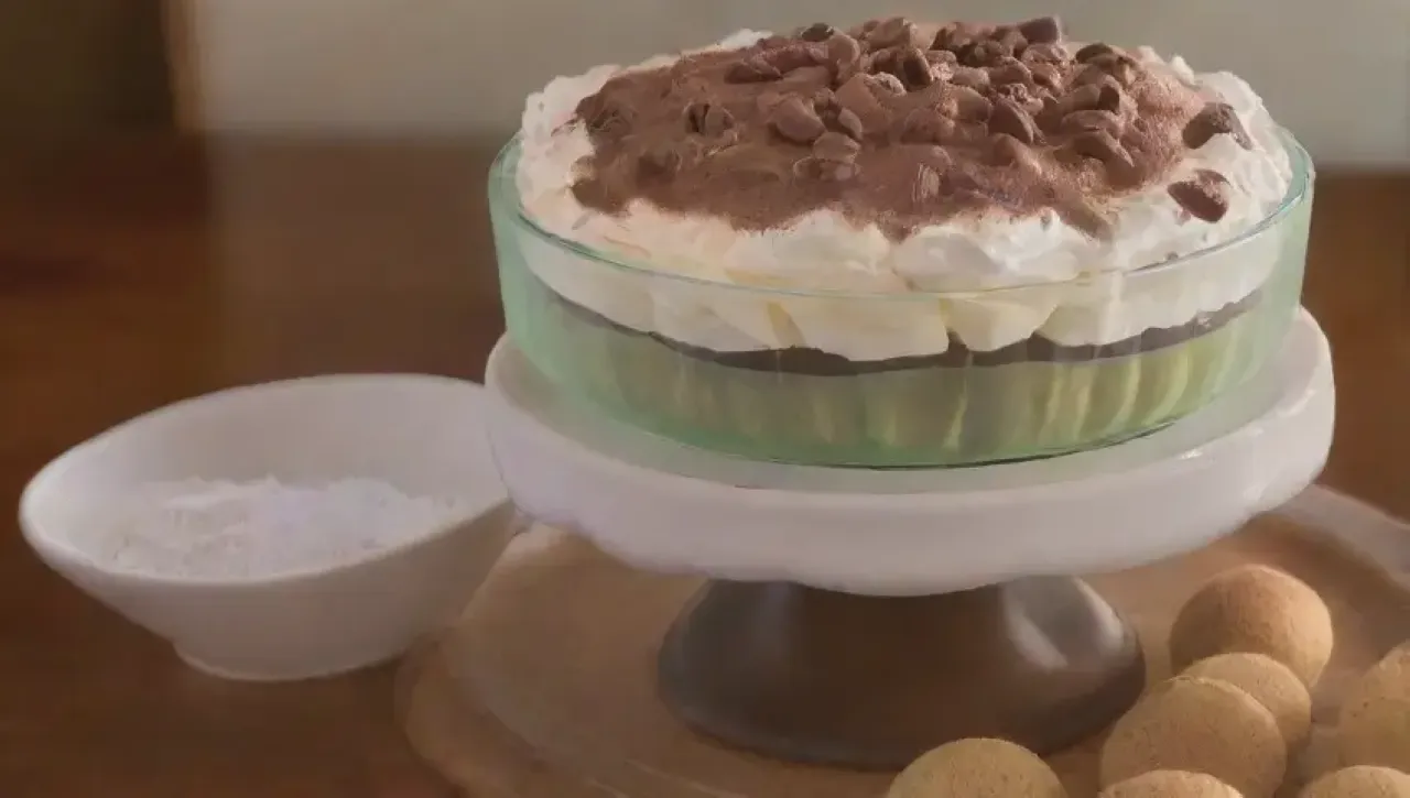 Un delicioso tiramisú en un ambiente acogedor y festivo