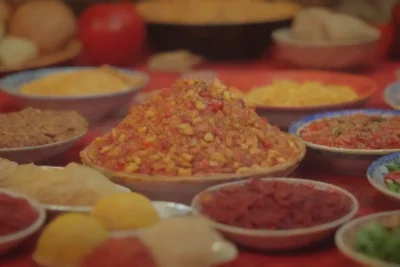 Platos coloridos y festivos en reuniones familiares llenos de aromas irresistibles