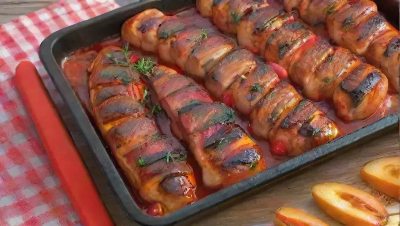 Una barbacoa vibrante al aire libre con pollo jugoso, hierbas frescas y un ambiente acogedor