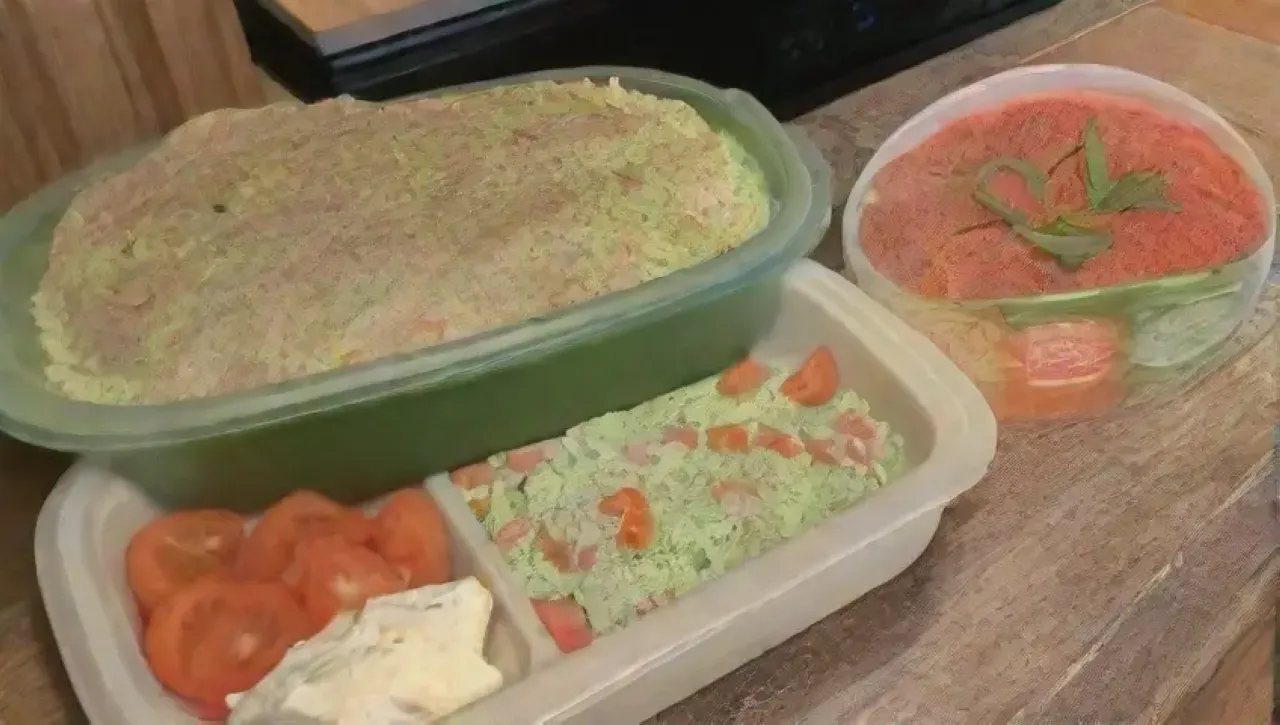 Una cocina vibrante con dips cremosos, verduras frescas y un ambiente alegre