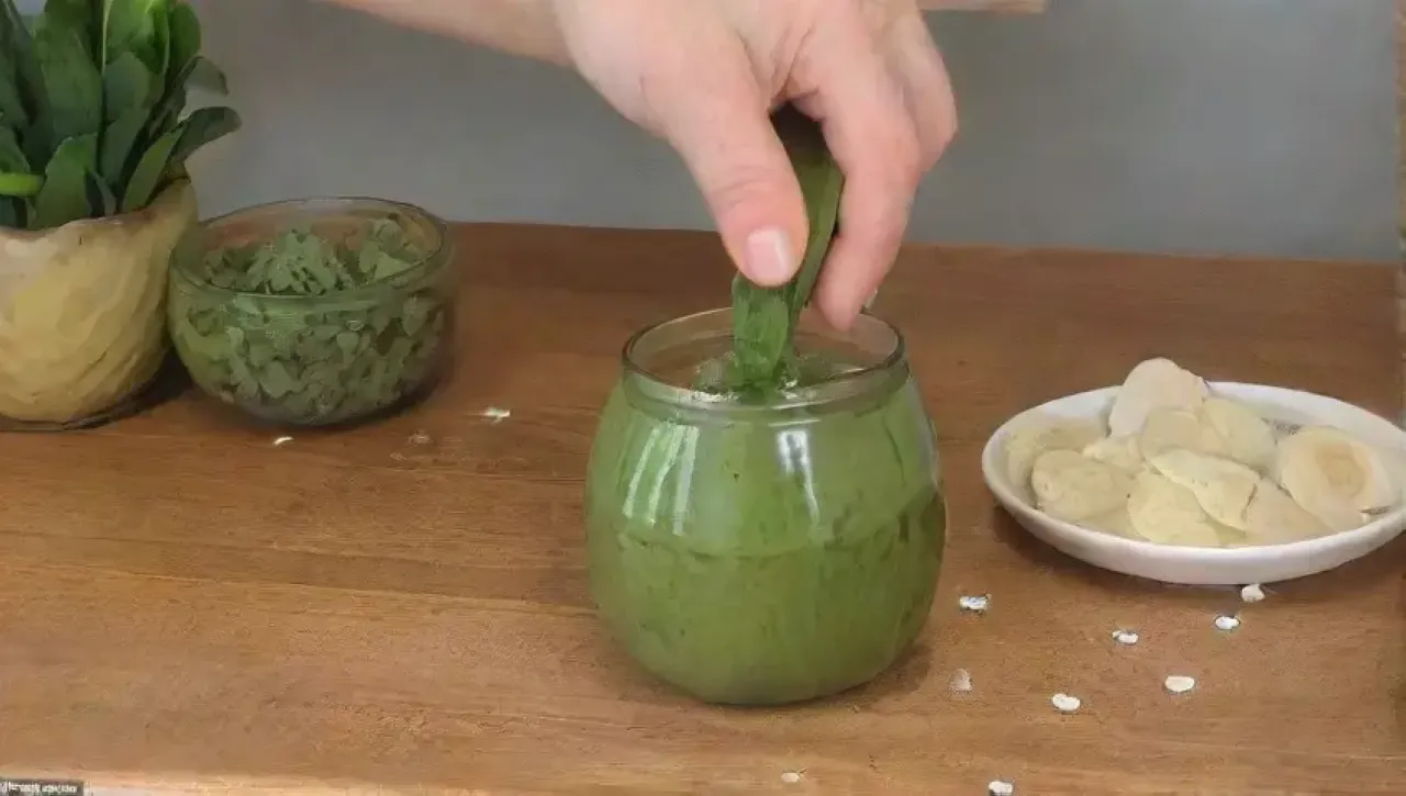 Un colorido y saludable smoothie se prepara en una alegre cocina familiar