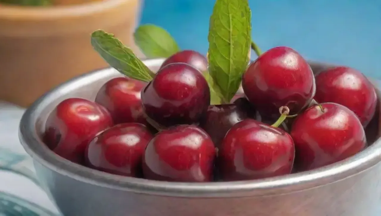Cerezas rojas brillantes en un tazón de madera, preparan un batido saludable en una cocina rústica