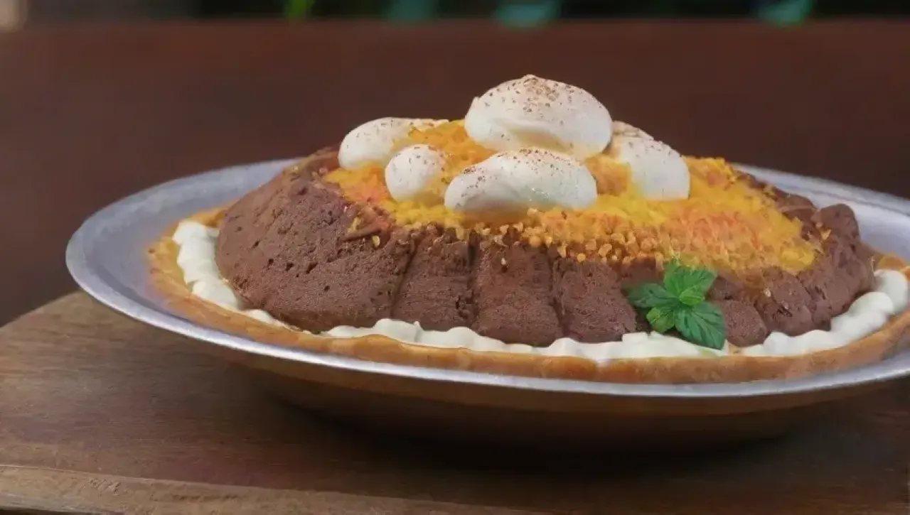 Un delicioso tiramisú presentado en un elegante plato con capas de mascarpone, café y chocolate