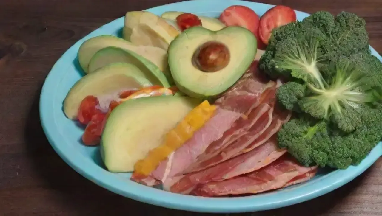Colores vibrantes y alimentos saludables crean un ambiente de bienestar