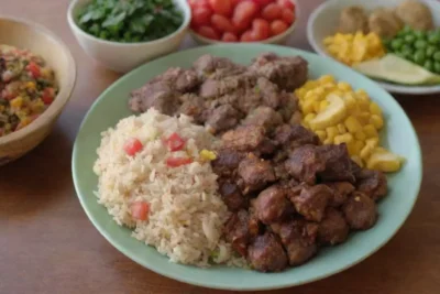 Platos jamaicanos coloridos y tropicales con pollo jerk y ackee