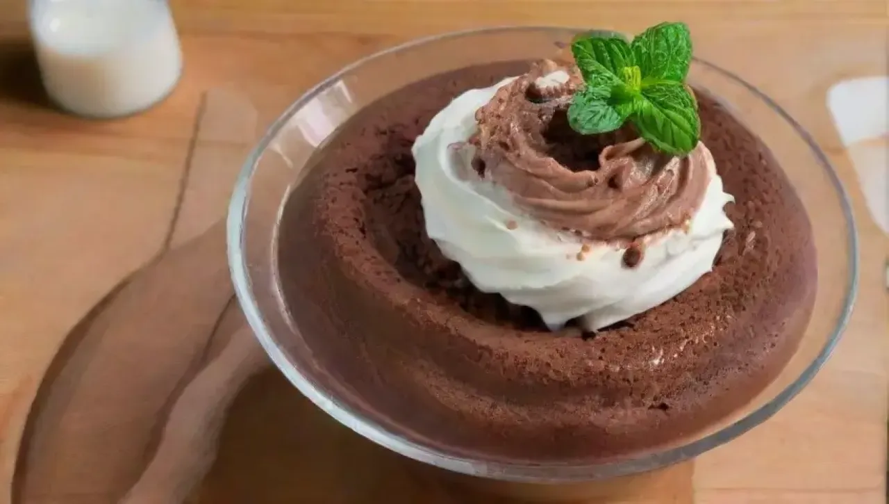 Un delicioso postre de chocolate se prepara en una acogedora cocina iluminada por el sol