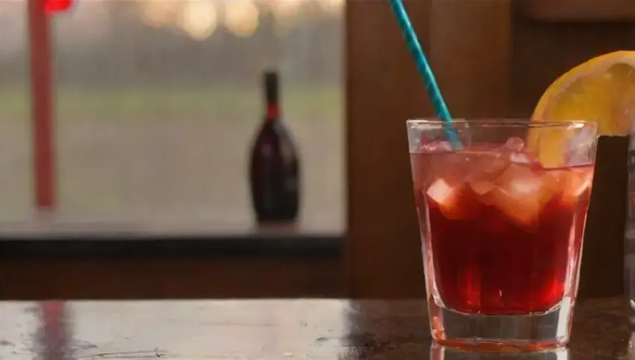 Un bar vibrante y elegante lleno de cócteles coloridos y un ambiente festivo
