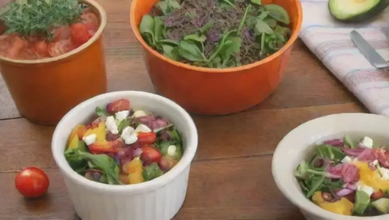 Un rincón acogedor y colorido con legumbres, ensalada fresca, té herbal y un ambiente cálido