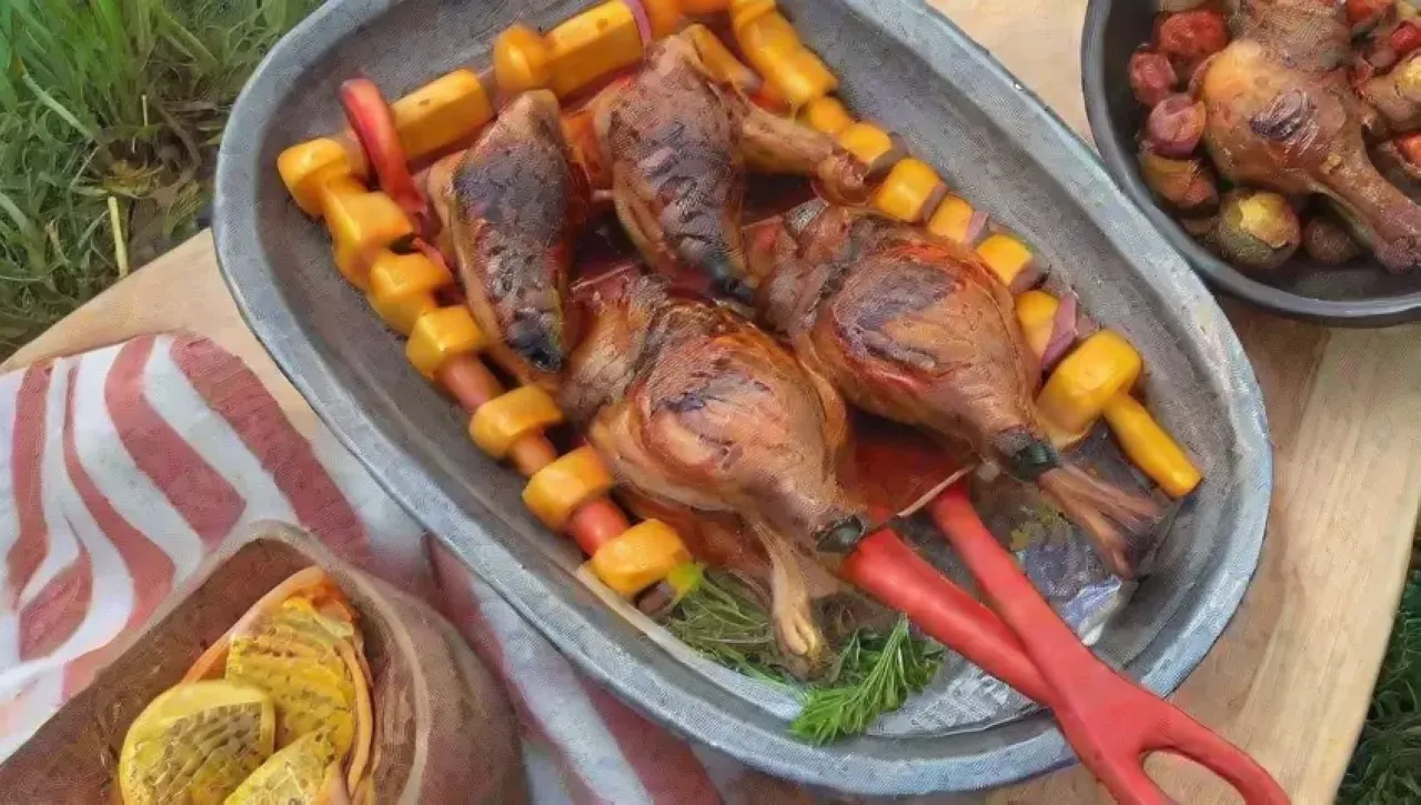 Una barbacoa vibrante con amigos, comida deliciosa y risas al atardecer