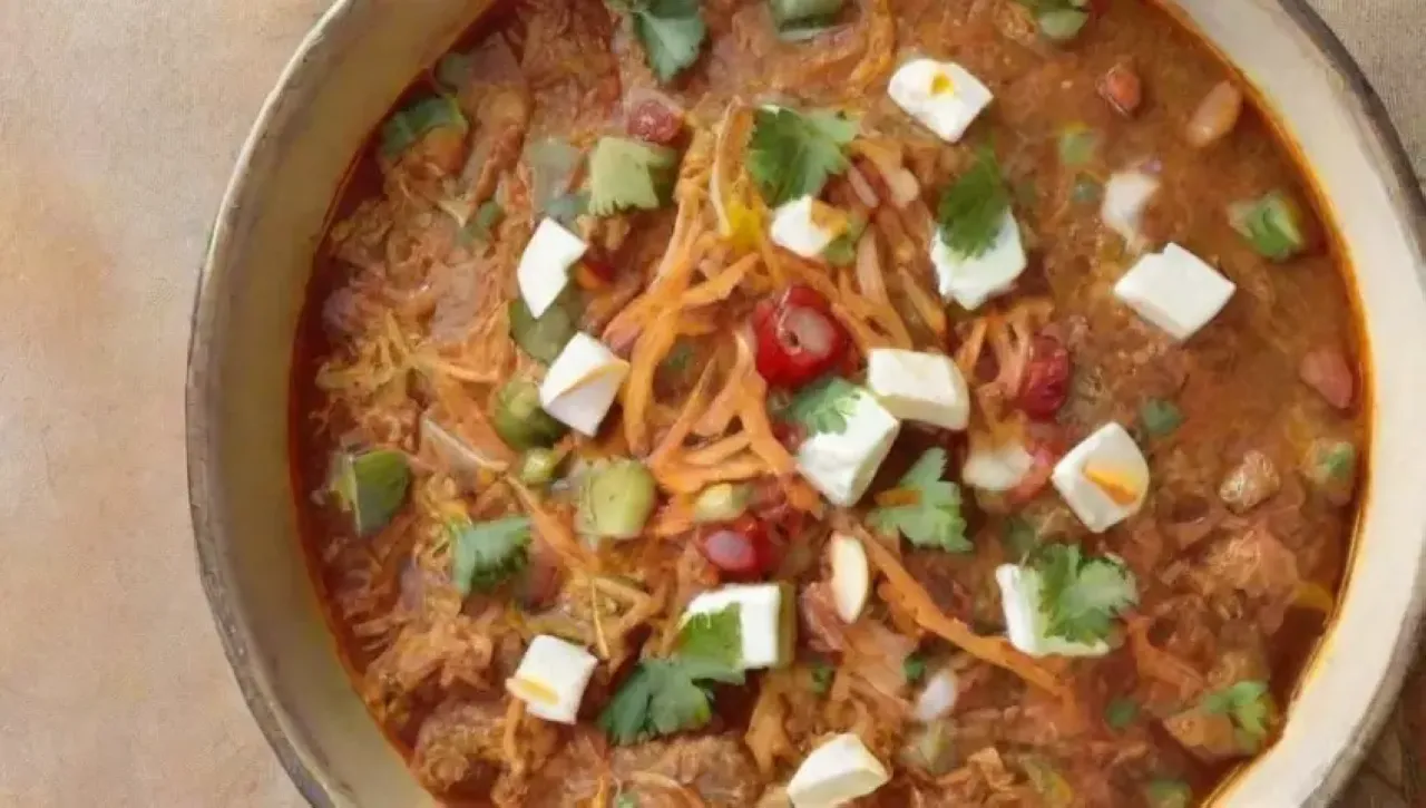 Un festín vibrante de especias, arroz, pollo y verduras, servido en un plato tradicional, rodeado de risas y anticipación familiar