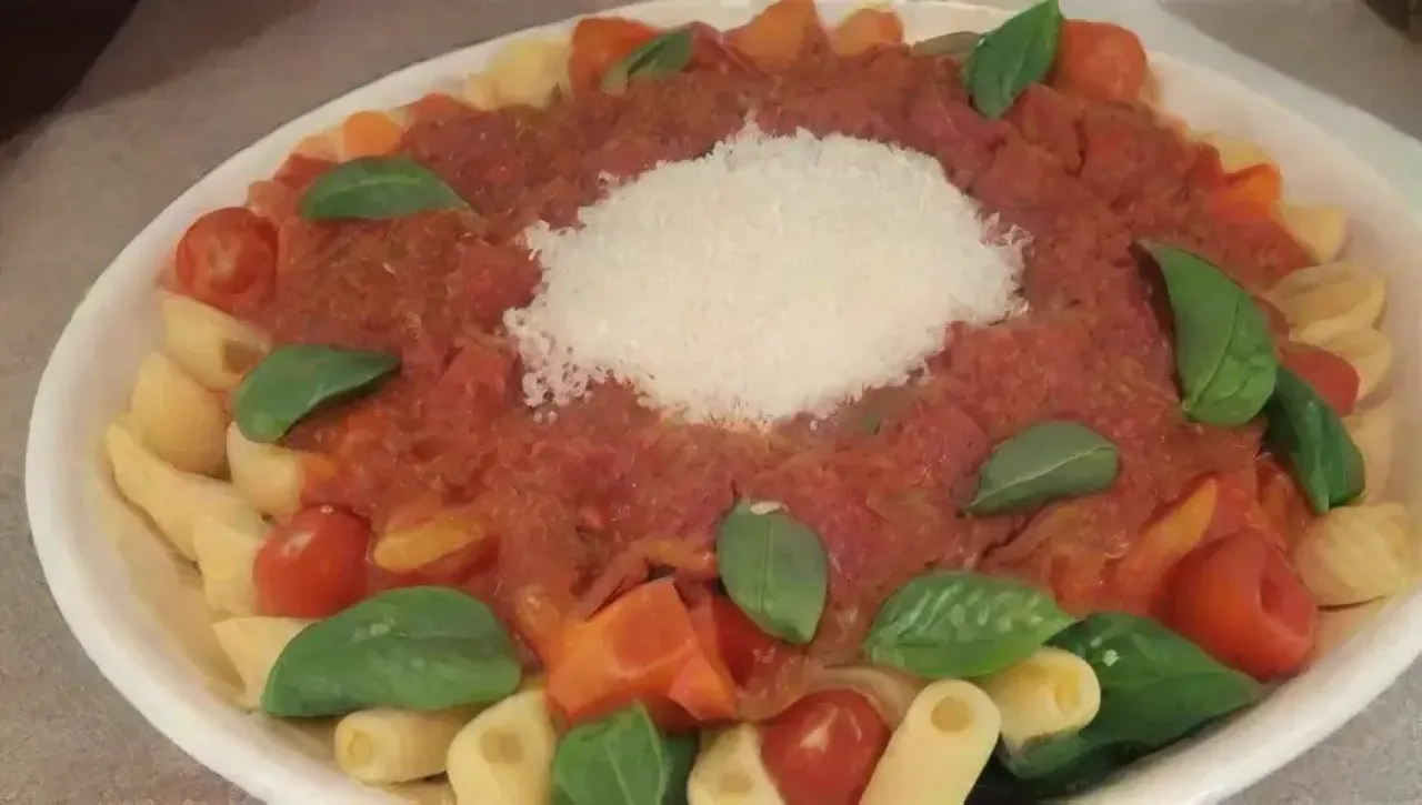 Una cena familiar alegre con pasta colorida y salsas deliciosas
