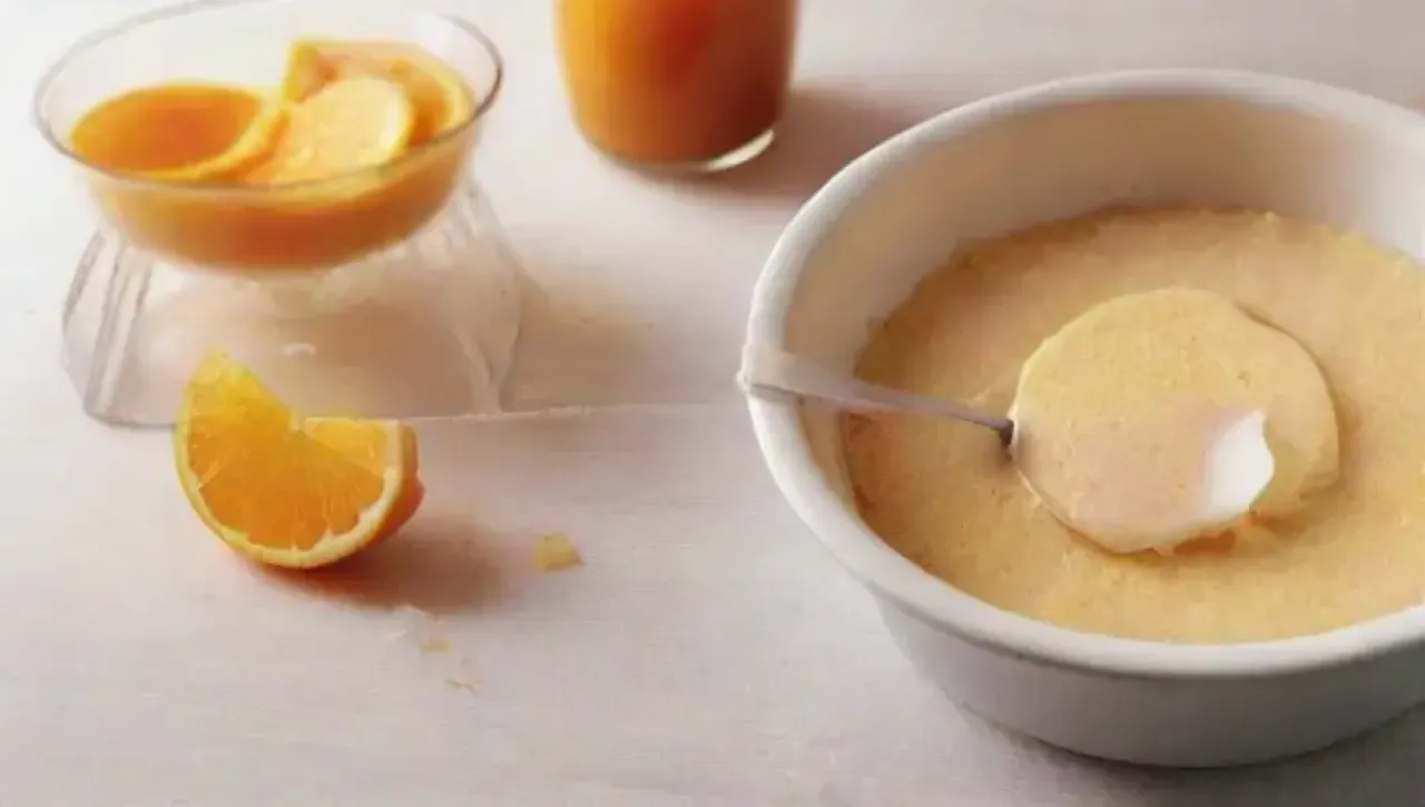 Un delicioso pastel de naranja se prepara con ingredientes frescos y luz cálida
