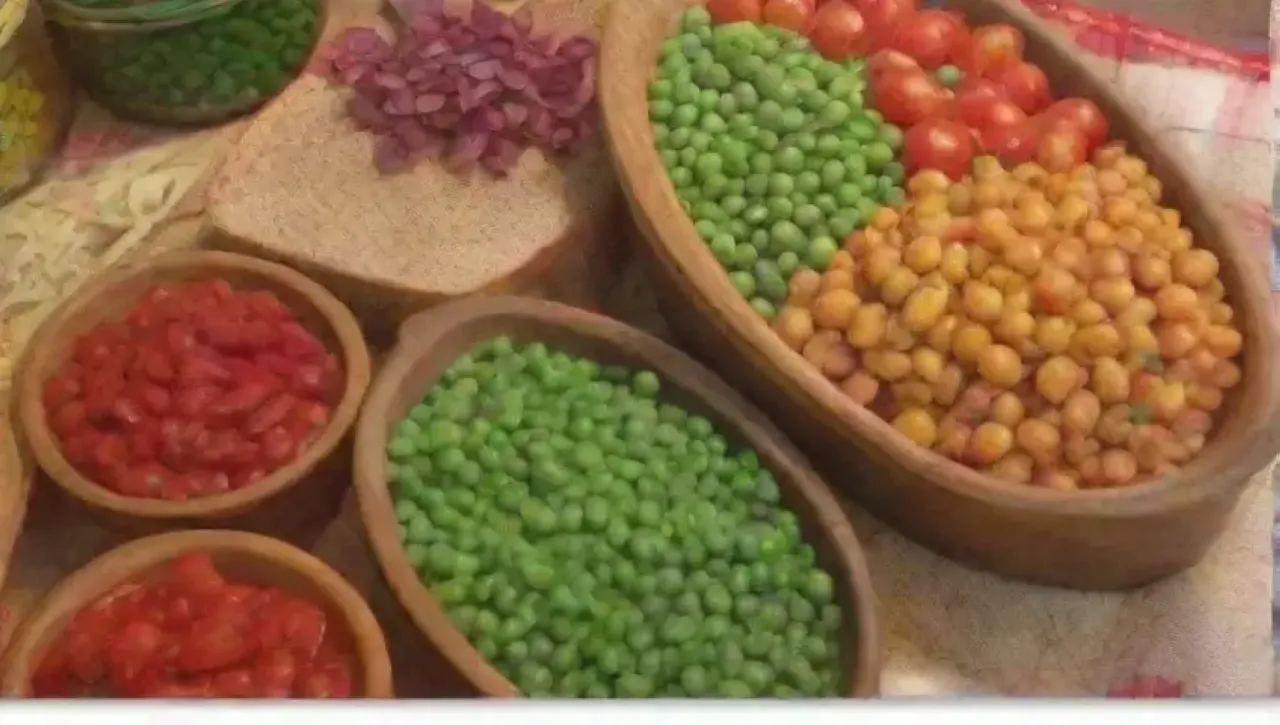 Una colorida y acogedora cocina invita a preparar una ensalada fresca con legumbres y verduras