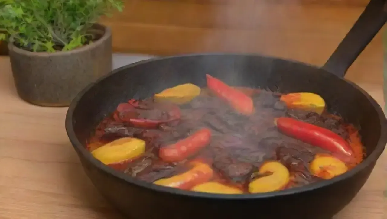 Un ambiente acogedor de cocina con llamas vibrantes, ingredientes frescos y técnicas culinarias