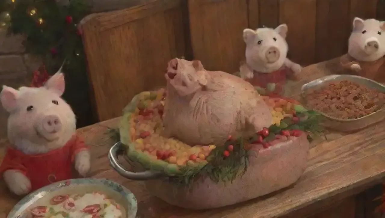 Una escena festiva en la cocina con una mesa rústica, un cerdo asado dorado, guarniciones coloridas y una familia reunida en un ambiente cálido y alegre