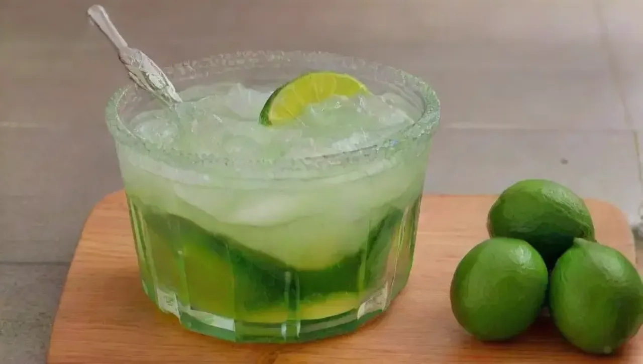 Un vibrante mojito sorbet en un soleado mostrador de cocina